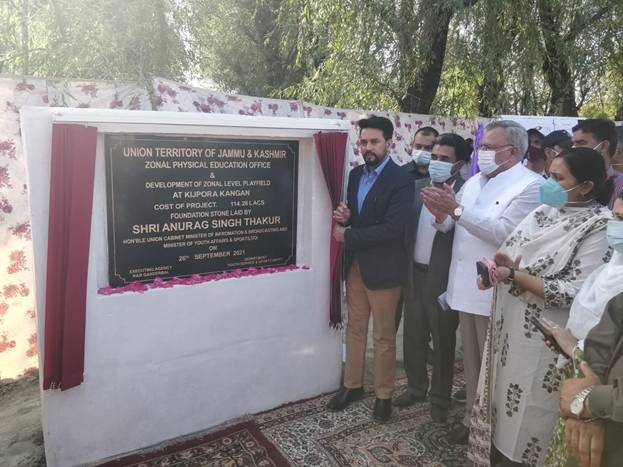 केंद्रीय खेल मंत्री अनुराग ठाकुर ने जेडपीईओ, खेल के मैदान की रखी आधारशिला, पीएमजीएसवाई सड़क का किया उद्घाटन Addressing a public meeting, Shri Anurag Singh Thakur said that there is no dearth of talent in the Union Territory of Jammu and Kashmir,