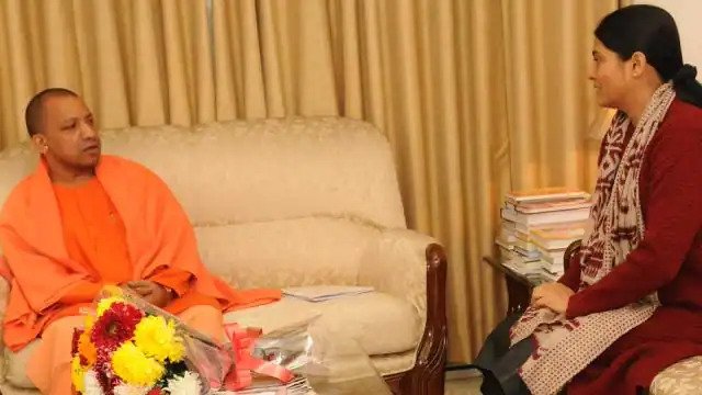 अनुप्रिया पटेल ने मां कृष्णा पटेल के सामने रखा यह प्रस्ताव, एक हो सकता है अपना दल ? Uttar Pradesh Assembly Election 2022 is witnessing many changes in political parties. At the same time, all the parties are making