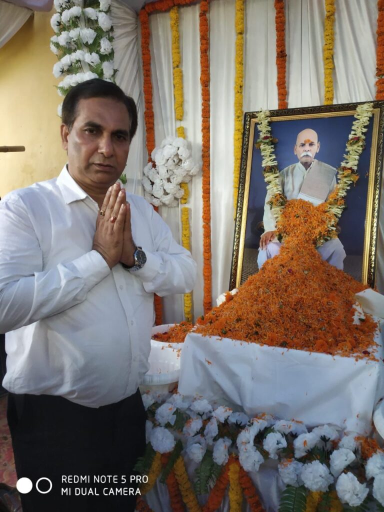 एक सफल जीवन का अंत हुआ- ए. पी.पाठक Former bureaucrat and prolific social worker of the Government of India A. P. Pathak arrives at the Shradh ceremony of Rajya Sabha MP Satish