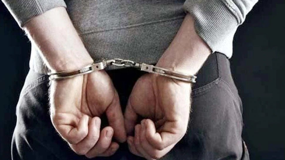 पश्चिम बंगाल: सीबीआई ने रेलवे अधिकारी को रिश्वत लेते किया गिरफ्तार The contractor had allegedly directed his office staff to bribe the railway official at Howrah railway station.