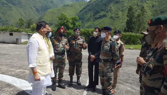 उत्तराखंड के बाढ़ प्रभावित धारचूला में सड़क संपर्क बहाल करने के लिये दिन-रात काम में लगे बीआरओ दल के 80 कर्मी To deal with this emergency and critical situation, the BRO has deployed a special team of Project Diamond, so that the repair work