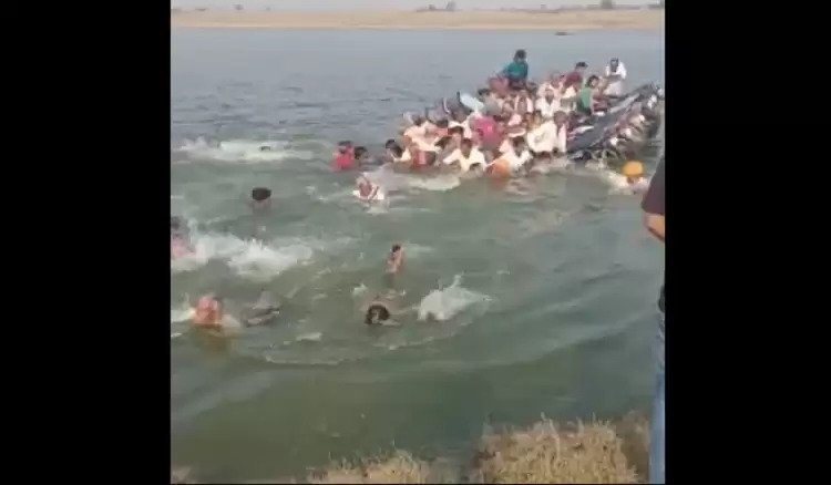 बिहार के मोतिहारी में दर्दनाक हादसा: नाव पलटने से मचा कोहराम, 22 लोग डूबे और 6 शव बरामद A big news of boat accident is coming from Bihar, 22 people have drowned after a boat capsized in the Sikarhana river in Shikarganj