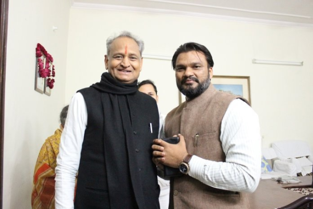 सीएम अशोक गहलोत के ओसडी के ट्वीट से मचा बवाल, लोकेश शर्मा ने दिया इस्तीफा