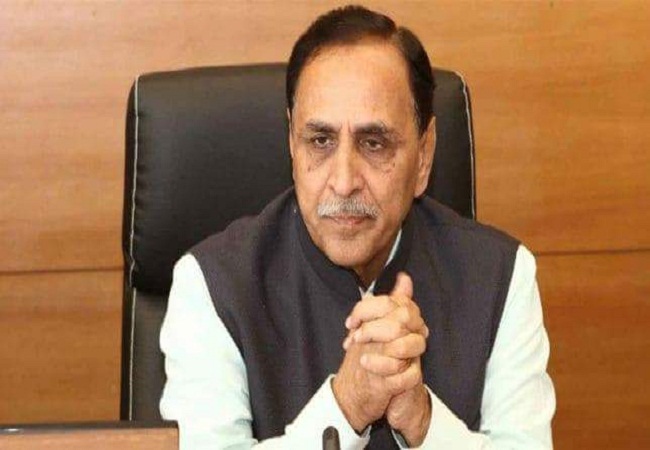 गुजरात: सीएम विजय रुपाणी ने मुख्यमंत्री पद से दिया इस्तीफे, नए बदलाव की ओर दिया संकेत Gujarat CM Vijay Rupani has resigned from the post of Chief Minister. Along with this, he has also indicated many changes in the state.