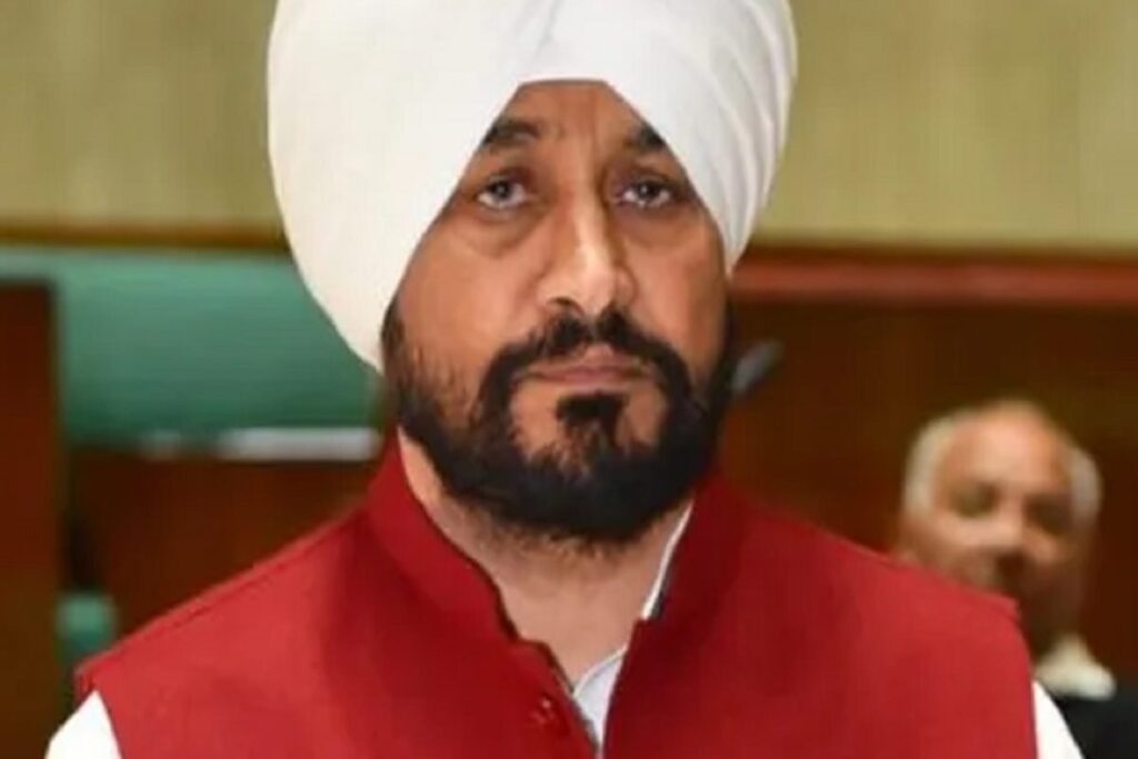 सीएम चरणजीत सिंह चन्नी ने अपने सुरक्षा में की कटौती, बोले- मुझे सुरक्षा देने के लिए एक हजार सुरक्षा कर्मियों की जरूरत नहीं Punjab's new Chief Minister Charanjit Singh Channi has announced to cut his security. CM Channi said that 'I don't need a thousand