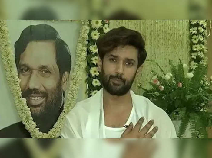 चिराग पासवान नें पिता की बरसी पर पीएम मोदी, सोनिया गांधी और चाचा पशुपति पारस को भेजा न्योता Bihar's Lok Janshakti Party (LJP) leader Chirag Paswan, on the first anniversary of his father and Dalit leader Ram Vilas Paswan,