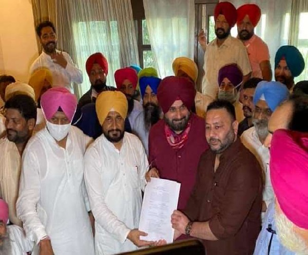 दिनेश बस्सी को हटाकर नवजोत सिद्धू के खास दमनदीप बनाया गया अमृतसर इंप्रूवमेंट ट्रस्ट का चेयरमैन In fact, Navjot had earlier also wanted to make Daman the chairman, but the captain placed Bassi, who was considered Sidhu's opponent,