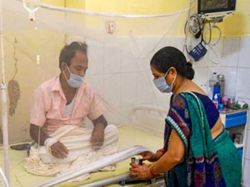यूपी के बाद हरियाणा में डेंगू ने मचाया कोहराम, अब तक 10 लोगों की मौत Viral fever has started these days in many districts of UP as well as in Haryana. At the same time, 10 people have died due to fever