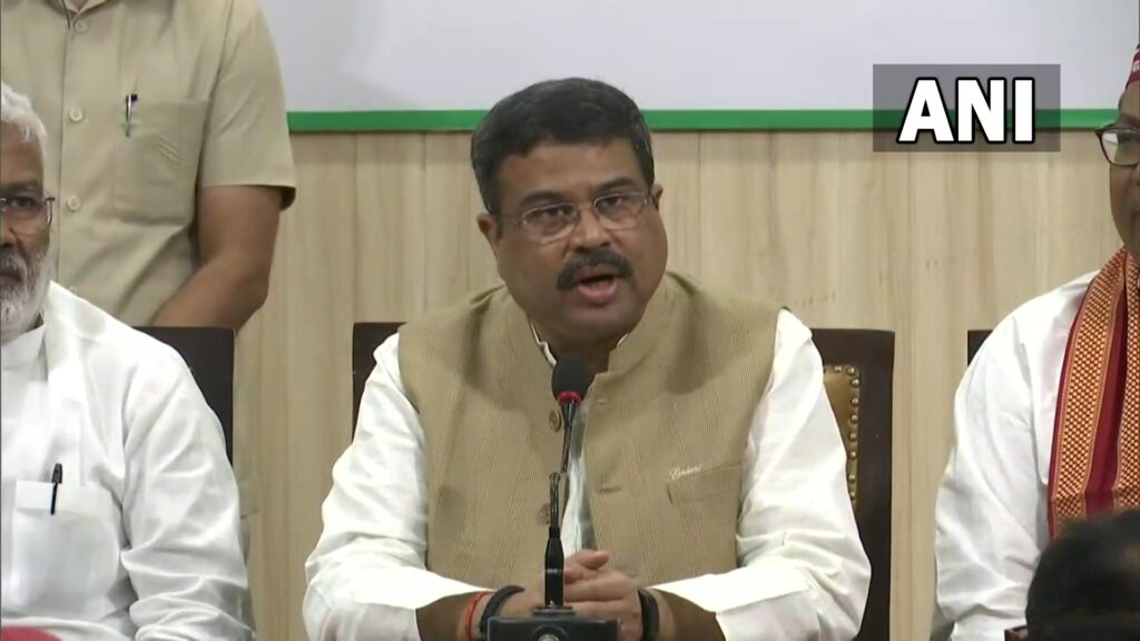 एक साथ चुनावी मैदान में उतरें भाजपा, अपना दल और निषाद पार्टी, पार्टी ने मिलकर की घोषणा For the upcoming Uttar Pradesh Vidhan Sabha 2022, BJP on Friday put an end to the speculations going on in the politics of the state