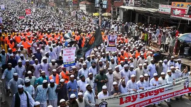 फ्रांस में कट्टरपंथी इस्लामिक प्रोपगेंडा फैलाने वालों के खिलाफ मुहिम शुरू, होगी सख्त कार्यवाही The French government is set to ban six mosques and suspected organizations trying to spread radical Islamic propaganda.