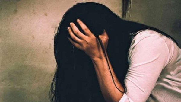 बिहार के दो अलग अलग जगहों पर नाबालिग छात्राओं के साथ गैंगरेप, छात्रा की हालत गंभीर A sensational case of gang-rape of a minor girl student has come to light in Hazaribagh district of Jharkhand, where a Dalit girl student