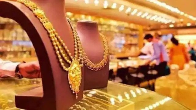 15 दिन में फिर सस्ता हुआ सोना, जानिए अपने शहरों में 22-24 कैरेट गोल्ड का रेट Gold and silver prices in the Indian bullion market have fallen again today, after which gold has become cheaper by Rs 1200