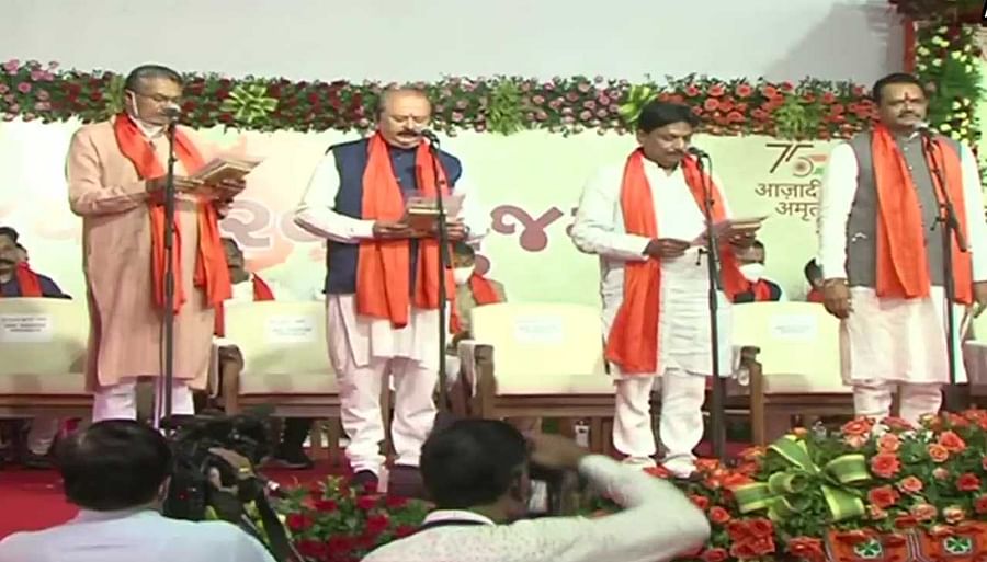 गुजरात के नए सीएम भूपेंद्र पटेल की नई कैबिनेट, बदलाव के साथ 24 नए मंत्रियों को किया शामिल The new Chief Minister of Gujarat Bhupendra Patel has formed a whole new team on Thursday. With this, the new CM has geared
