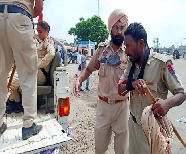 सुखबीर बादल की रैली के दौरान जमकर हंगामा, कई पुलिसवाले भी घायल There was a lot of uproar in the city today during the rally of Shiromani Akali Dal supremo Sukhbir Badal. According to the information