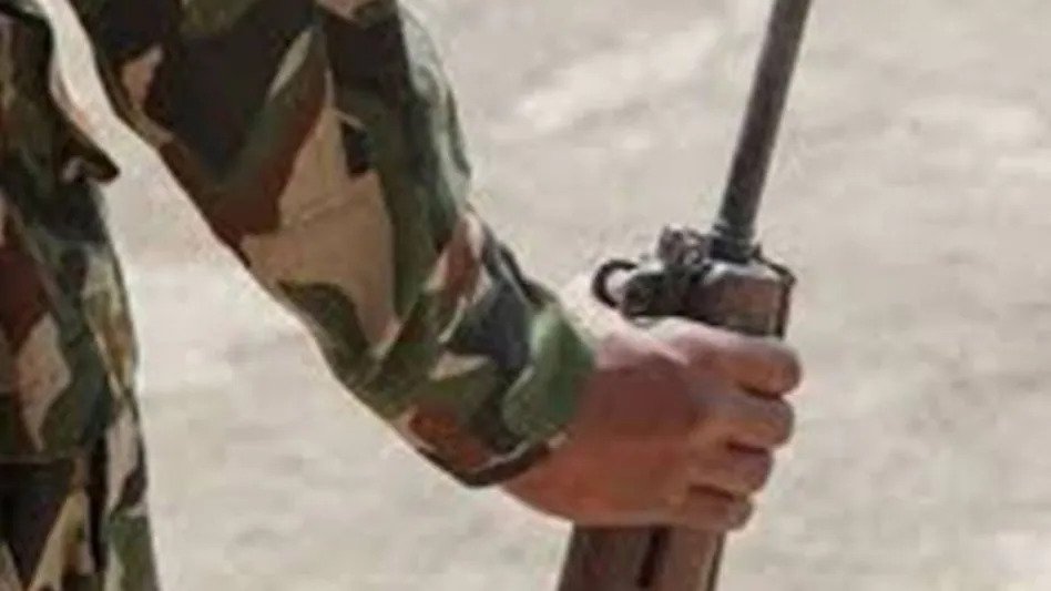इंडियन आर्मी के जवान ने पत्नी समेत तीन महिलाओं पर चलाई गोली, नशे में धुत जवान को पुलिस ने किया गिरफ्तार In Bihar, there was a stir in West Champaran district when an Army jawan who was on leave opened fire on three women including his wife.