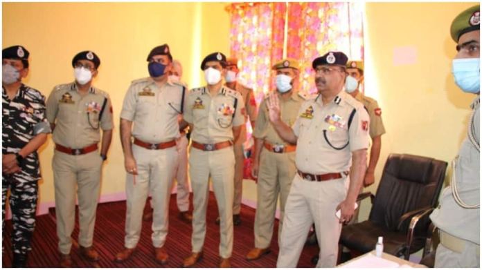 टेरर लिंक के आरोप में 2 पुलिसकर्मियों समेत 6 कर्मचारियों को किया गया बर्खास्त The Jammu and Kashmir government has sacked six of its employees for having terror links and working as overground workers.