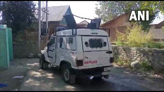 बांदीपोरा में सुरक्षाबलों को मिली कामयाबी, BJP नेता वसीम बारी के हत्यारे दो आतंकियो को किया ढ़ेर An encounter is going on between security forces and terrorists in Watnira area of Bandipora, Jammu and Kashmir since this morning,