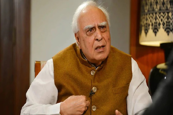 एक के बाद एक दिग्गज नेताओं के पार्टी छोड़ने से नाराज हुए कपिल सिब्बल, अपनी ही पार्टी पर उठाया सवाल