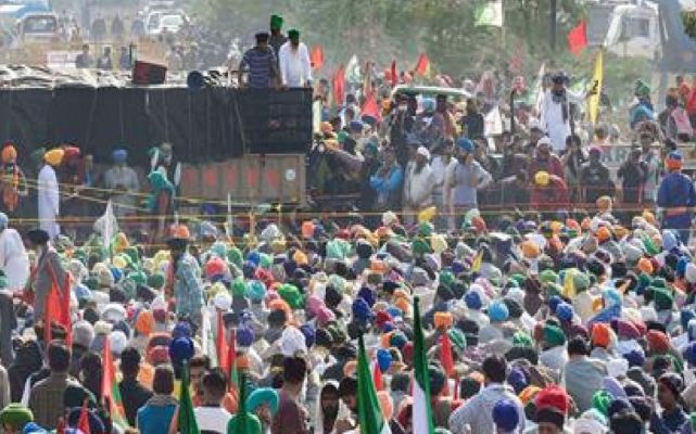 किसानों पर हुए लाठीचार्ज के खिलाफ किसानों ने बुलाई महापंचायत, 5 जिलों में इंटरनेट बंद Farmers' protest against agricultural laws has been going on for a year. After the streets of Delhi, now this demonstration