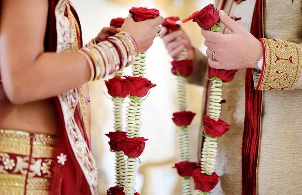 मध्य प्रदेश हाई कोर्ट ने इस कपल की याचिका को किया खारिज, कहा- सिर्फ माला पहनाने से नहीं होती शादी Taking a big decision regarding love marriage, the Madhya Pradesh High Court dismissed the petition of a couple in which they had sought