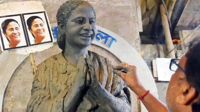 पश्चिम बंगाल: इस बार दुर्गा पंडाल में मां दुर्गा नही बल्कि ममता बनर्जी की लगेगी मूर्ति, शस्त्र की बजाय होंगी स्कीमें Durga Pandal of the Nazrul Park Unnayan Samiti in the Baguihati area in Kolkata, the capital of West Bengal.