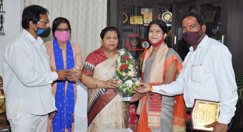 राज्यपाल अनुसुईया उइके से अखिल भारतीय गौ रक्षा महासंघ के प्रतिनिधिमण्डल ने की भेंट The delegation led by Shri Kalim Bharti, National President of All India Gau Raksha Mahasangh met Governor Ms. Anusuiya Uikey at Raj Bhavan.