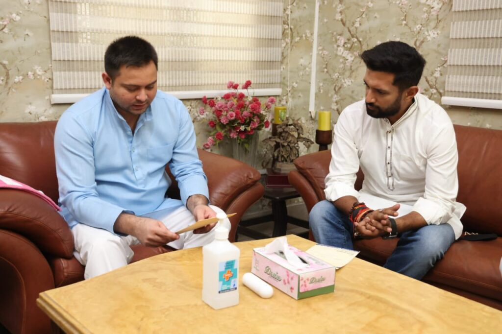 बिहार: चिराग पासवान और तेजस्वी यादव ने की मुलाकात, कहा- ‘दोनों परिवारों में पारिवारिक संबंध’ Lok Janshakti Party MP Chirag Paswan reached former Chief Minister Rabri Devi's residence and met Rashtriya Janata Dal leader Tejashwi Yadav.