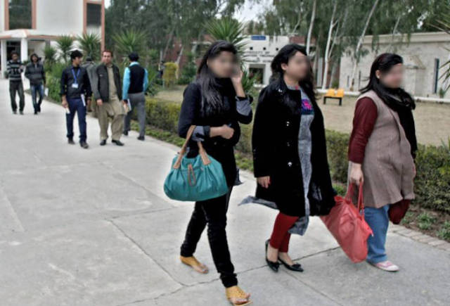 तालिबान के नक्शे कदम पर चला पाकिस्तान, देश में पहनावे को लेकर किए यह बदलाव