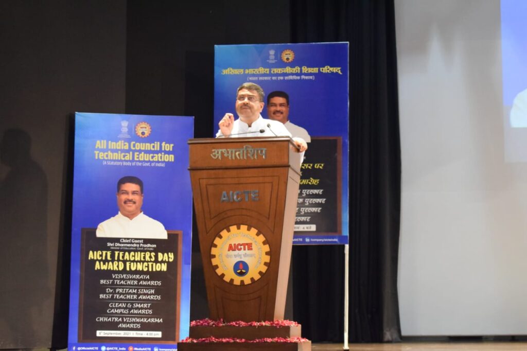 केंद्रीय शिक्षा मंत्री श्री धर्मेंद्र प्रधान ने शिक्षक दिवस के अवसर पर उत्कृष्ट शिक्षकों और मेघावी छात्रों को पुरस्कार देकर किया सम्मानित