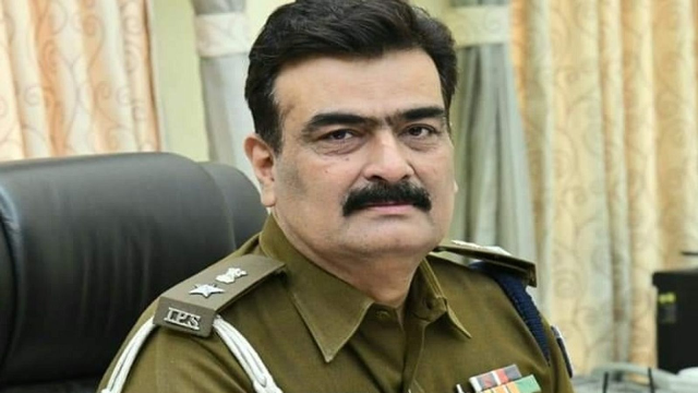 ईओयू छापेमारी में निलंबित आईपीएस अधिकारी राकेश कुमार दुबे के पास मिली करोड़ों की संपत्ति