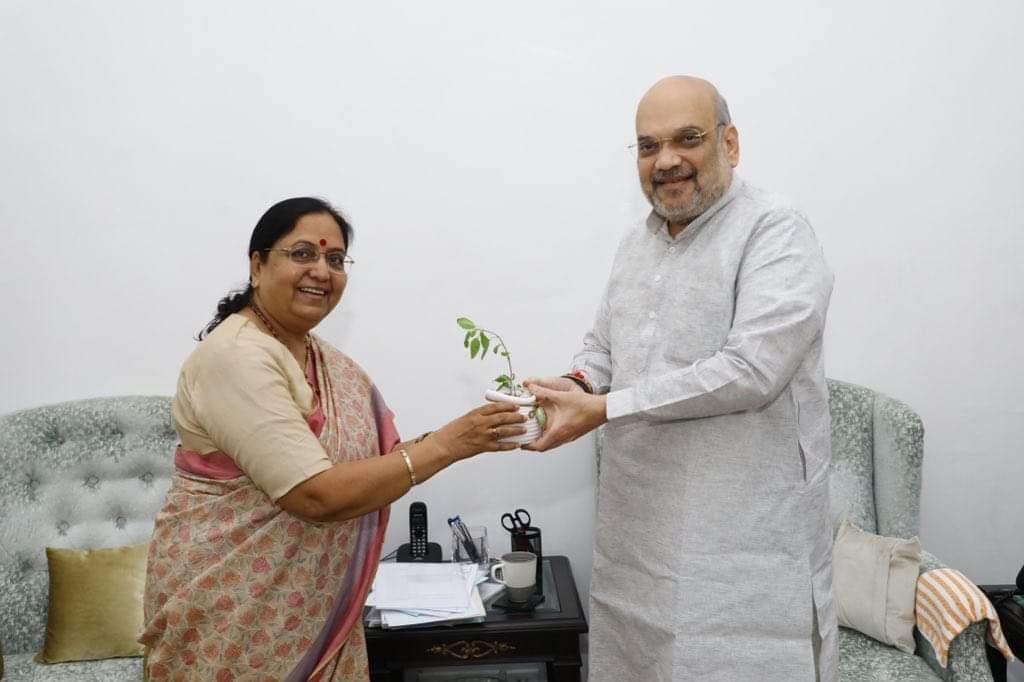 अमित शाह से मुलाकात के बाद उत्तराखंड की राज्यपाल बेबी रानी मौर्य ने दिया इस्तीफा Uttarakhand Governor Baby Rani Maurya has resigned from her post on Wednesday. Maurya had met Union Home Minister Amit Shah