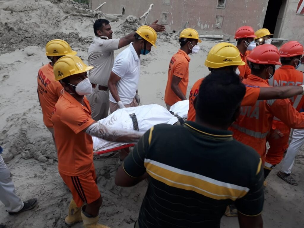SDRF राजस्थान ने मोतीपुरा छाबड़ा जिला बारा में बिजली प्लांट इकाई के नीचे दबे श्रमिकों के शव को निकाला बाहर SDRF Rajasthan took out the body of a worker buried under the power plant unit in Motipura Chhabra district Bara by joint rescue operation.