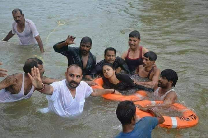 संघ के विभाग प्रचारक ने बचाई मुस्लिम महिला की जान! In Vidisha, when a Muslim woman jumped into the Vetwa river from Rangai bridge with the intention of committing suicide, a Sangh program