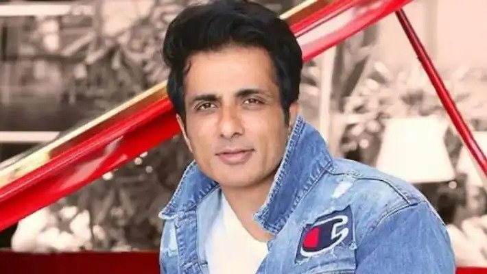 आयकर विभाग का दावा, जनता के मसीहा सोनू सूद और उनके सहयोगियों ने की 20 करोड़ रुपये की कर चोरी The difficulties of actor Sonu Sood, who came forward to serve the public in Corona and Lockdown, are not decreasing. The Income Tax