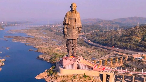 स्टेच्यू ऑफ यूनिटी स्थल पर इरानी ने भारत के महान भविष्य-दृष्टा लौहपुरुष सरदार वल्लभ भाई पटेल को दी भाव-भीनी श्रद्धांजलि Child Development Minister at the Statue of Unity site in order to pay tribute to the great visionary Iron Man Sardar Vallabhbhai Patel.