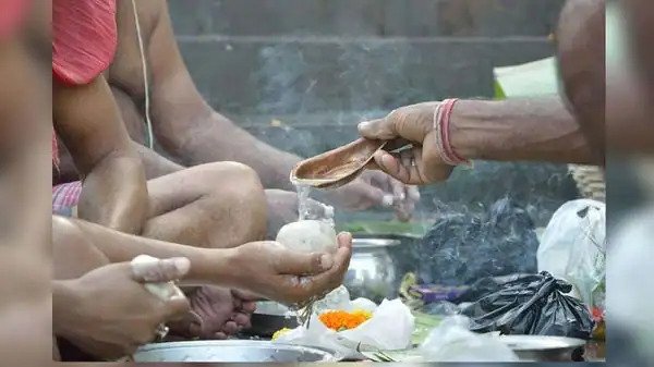 श्राद्ध और पितृपक्ष का वैज्ञानिक महत्व Shraddha Karma is a matter of faith. It is a means of expressing our reverence to the ancestors. Shradh is associated with the movement