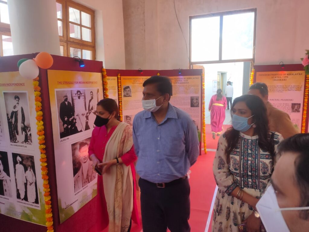 लेह में प्रथम हिमालयन फिल्म महोत्सव के समापन समारोह में शामिल हुए सूचना और प्रसारण मंत्रालय के सचिव, श्री अपूर्व चंद्रा Secretary, Ministry of Information and Broadcasting, Shri Apoorva Chandra, today the five-day "First Himalayan Film Festival" at the