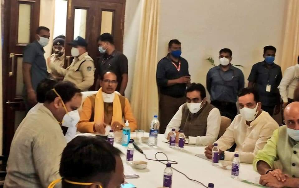 सीएम शिवराज ने जबलपुर के सांसद, जनप्रतिनिधियों एवं अधिकारियों के साथ की बैठक Chief Minister Shivraj Singh Chouhan discussed with the public representatives and officials regarding the possible visit