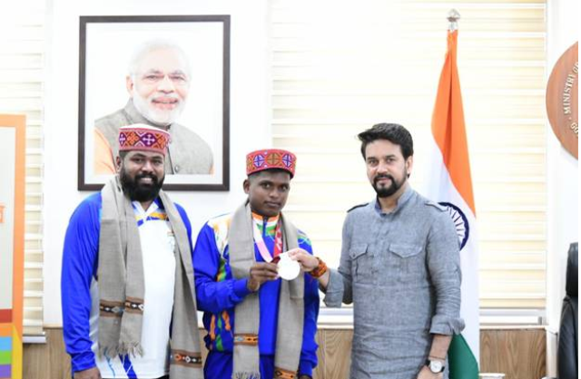 खेल मंत्री श्री अनुराग सिंह ठाकुर ने पैरालंपिक टोक्यो 2020 में रजत पदक विजेता मरियप्पन टी और उनके कोच को किया सम्मानित