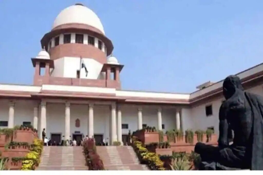 सुप्रीम कोर्ट ने 12वीं के छात्र को लगाई फटकार, कहा- आप पढ़ाई पर ध्यान दो The Supreme Court has refused to hear the plea of a class 12th student from Delhi in which he has asked for the reopening of schools
