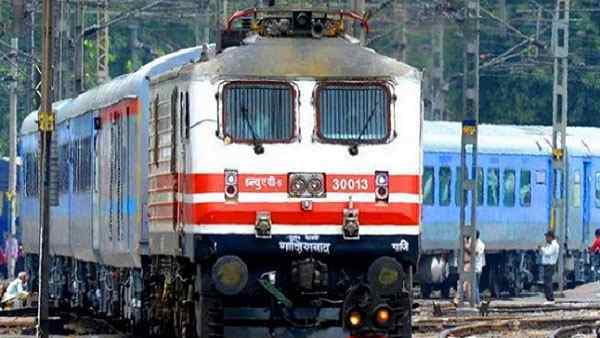 ट्रेनों के लेट होने पर सुप्रीम कोर्ट ने रेलवे को दी चेतावनी कहा- यात्रियों को मुआवजा दे railways cannot escape its responsibilities on the late delay of trains, it will have to pay compensation to the passengers. Supreme Court