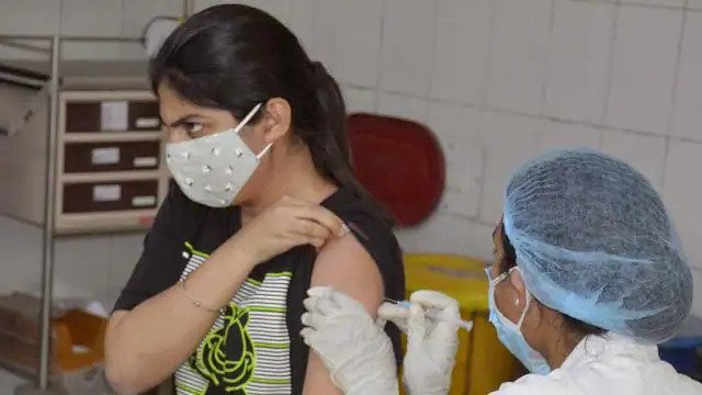 उत्तराखंड सरकार का दिसंबर अंत तक टीकाकरण अभियान पूरा करने का लक्ष्य Tripti Bahuguna, Director General Health, Uttarakhand said that the vaccination campaign is going on smoothly in the state. He further told