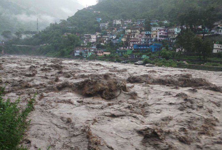 उत्तराखंड के चमोली जिले के गांव में बादल फटने से मचा कोहराम, राहत व बचाव कार्य जारी In Chamoli district of Uttarakhand, there has been a furore once again due to cloudburst. Although so far no one has been harmed