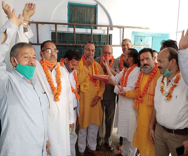 उत्तराखंड: तीर्थ पुरोहित हकहकूकधारी महापंचायत के अध्यक्ष कृष्णकांत कोठियाल ने कराया मुंडन, जानें क्या है मामला Uttarakhand: Shri Krishnakant Kothiyal, president of Tirth Purohit Hakhkukdhari Mahapanchayat, got shaved, know what is the matter