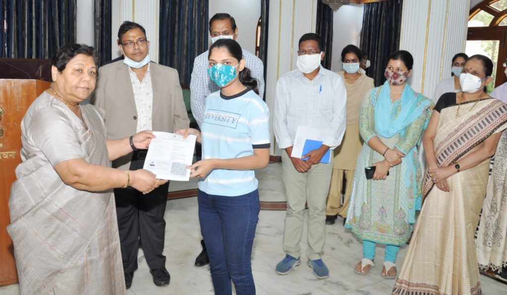 राजभवन में कोरोना टीकाकरण शिविर का हुआ आयोजन In the Durbar Hall of Raj Bhavan, a vaccination camp was organized for the officers-employees of Raj Bhavan and their families
