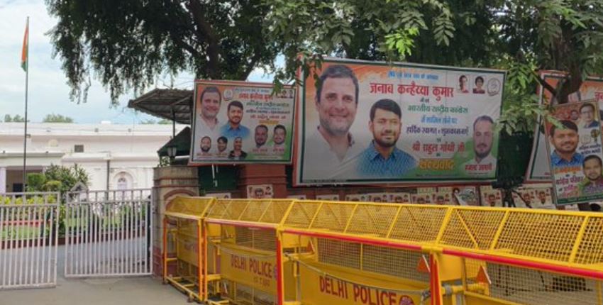 कांग्रेस में शामिल होने से पहले, दिल्ली में पार्टी कार्यालय के बाहर लगे कन्हैया कुमार के पोस्टर Posters welcoming Communist Party of India (CPI) leader Kanhaiya Kumar to the Congress party on Tuesday included his proposed