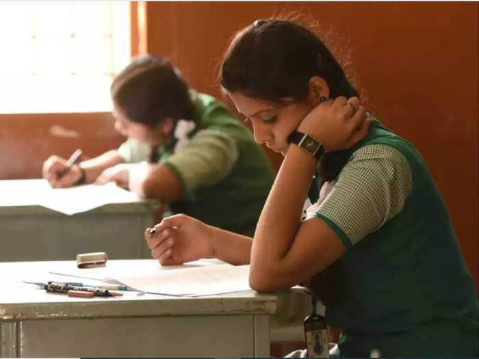 सीबीएसई ने 10वीं और 12वीं परीक्षाओं के लिए सिलेबस किया जारी, 90 मिनट की होगी छमाही परीक्षा With the Central Board of Secondary Education (CBSE) bringing in the system of examinations twice a year for classes 10th and 12th,