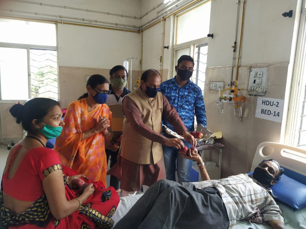 आज माधवराव सिंधिया की पुण्य तिथि पर “आनंद गोष्ठी” द्वारा अस्पतालों में फल वितरण का कार्यक्रम आयोजित