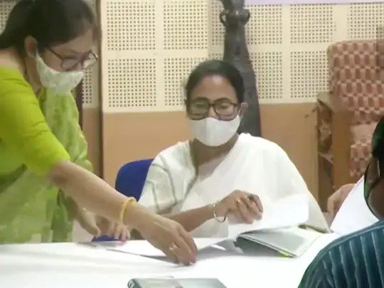 पश्चिम बंगाल : ममता बनर्जी ने भवानीपुर सीट से किया नामांकन West Bengal Chief Minister and Trinamool Congress (TMC) chief Mamata Banerjee today filed her nomination papers for the by-election