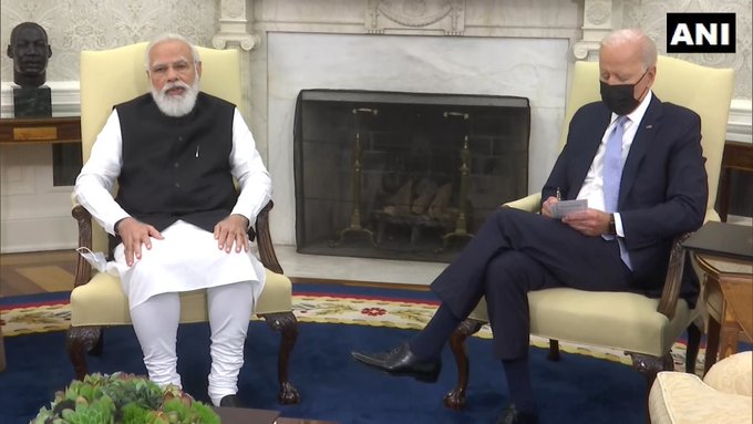अमेरिका के दौरे पर आए प्रधानमंत्री मोदी का व्हाइट हाउस में राष्ट्रपति बाइडेन ने किया स्वागत, दोनों नेताओं में दिखा जबर्दस्त बॉन्डिंग Prime Minister Narendra Modi and US President Joe Biden held the first bilateral meeting at the White House on Friday. During this, PM Modi